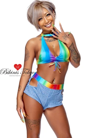 レインボーカラーとデニムプロントボトムのセットアップ