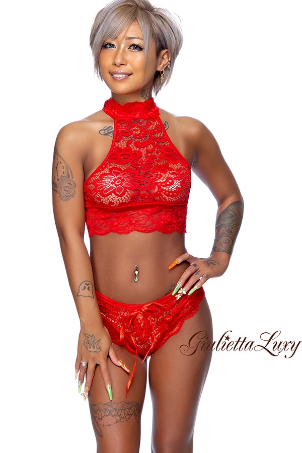 レッドレースハイネックブラトップとフロントレースアップショーツ