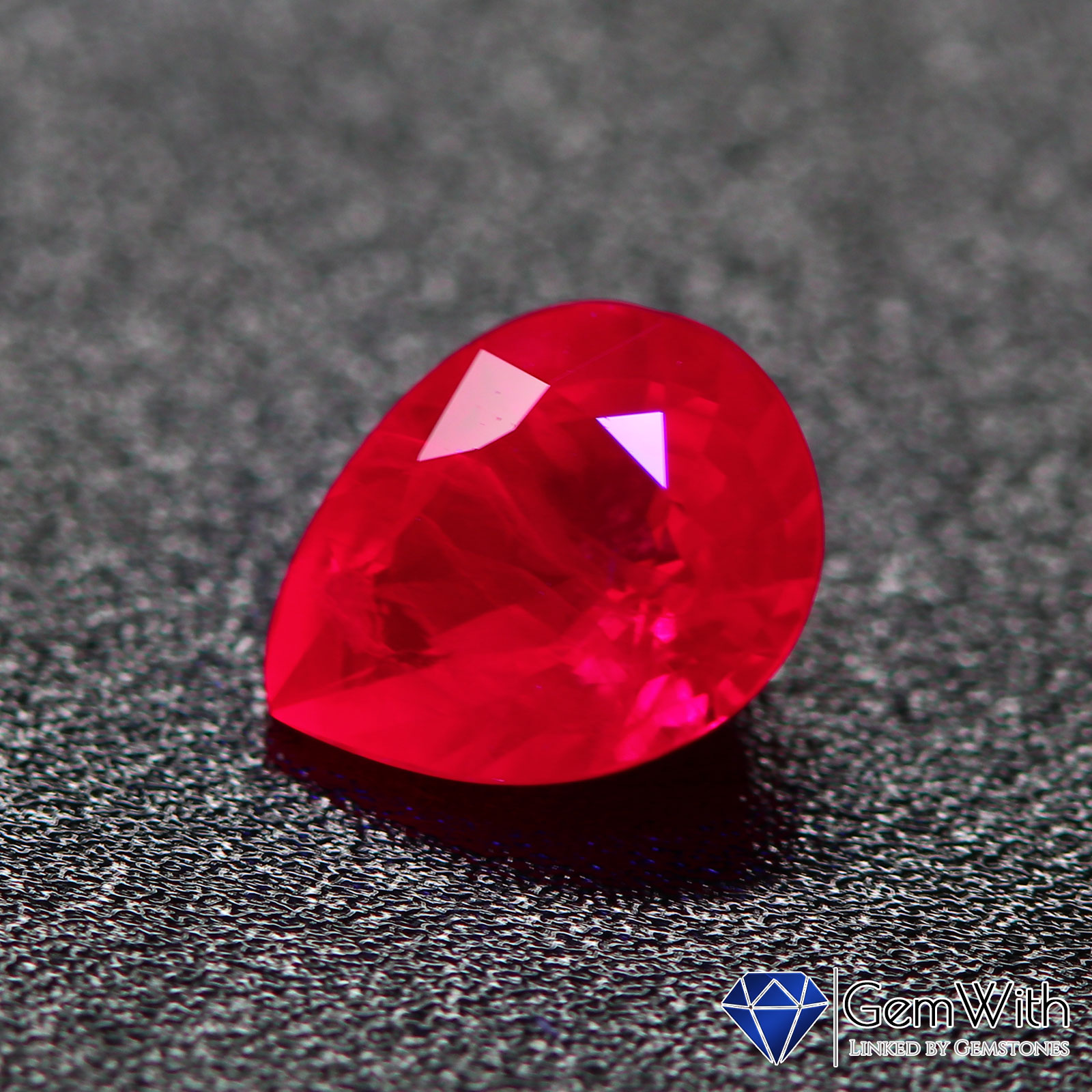 ピジョンブラッドルビークリスタル。 ビルマ産ピジョンブラッドルビー0.32CT | ルビー | GemWith 宝石