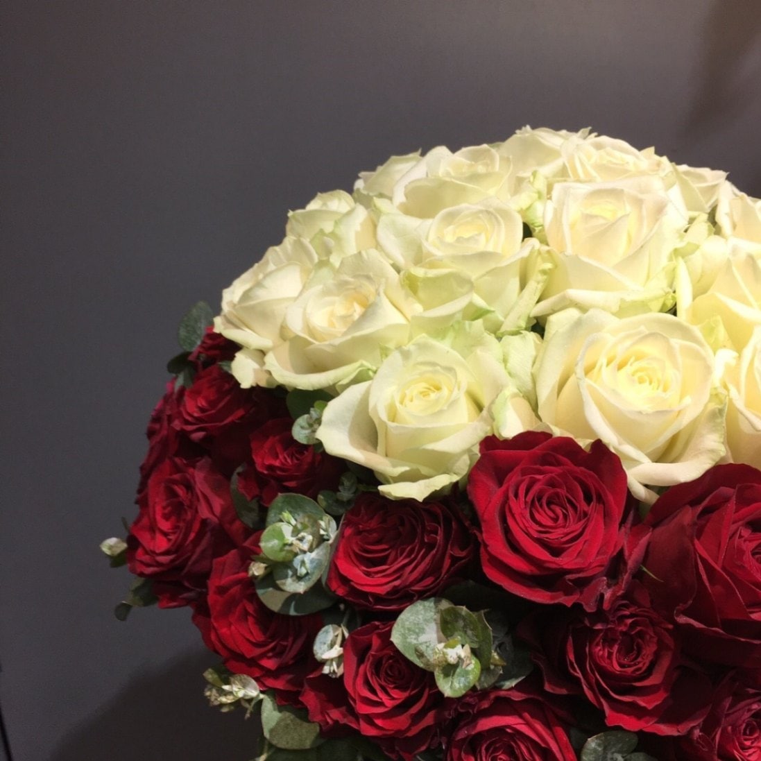 フラワーアレンジメント✴︎✴︎✴︎赤バラ 白バラ・赤バラMIXのアレンジメント | バラ | バラとヒマワリ - 日本一