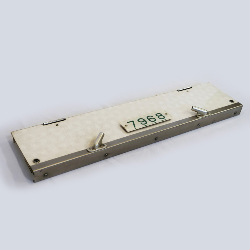 No.52 車内銘板（車番（旗挿入部付き）） | 【鉄道部品】はんしん