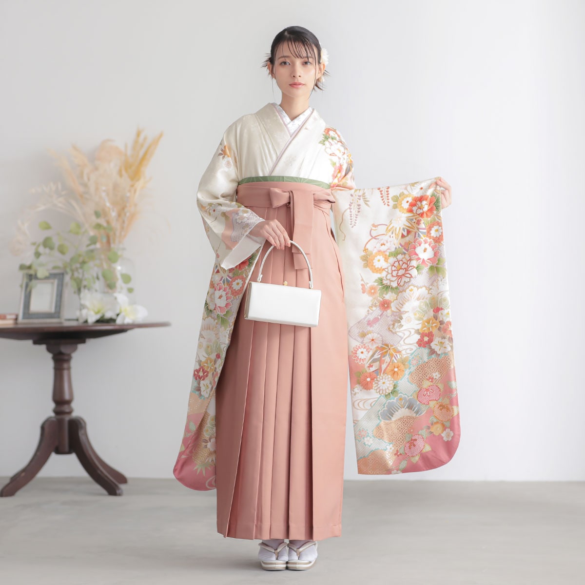 Allure オフホワイト　手毬に牡丹 レンタル 振袖袴 R2192