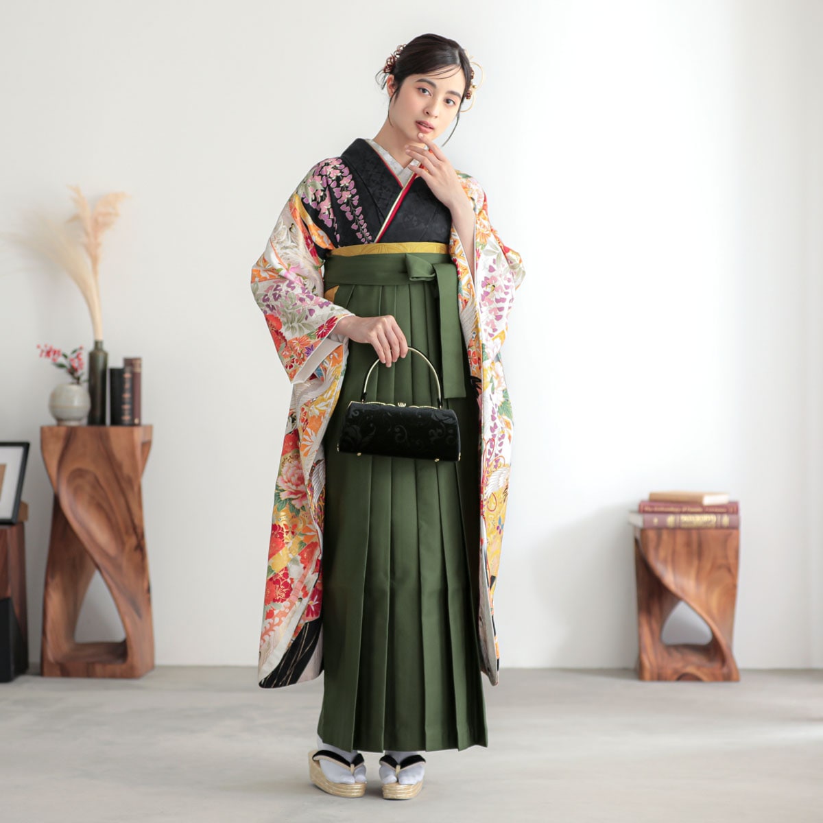  【SALE】 相良刺繍　黒　牡丹と鶴に扇面熨斗 レンタル 振袖袴 R2187