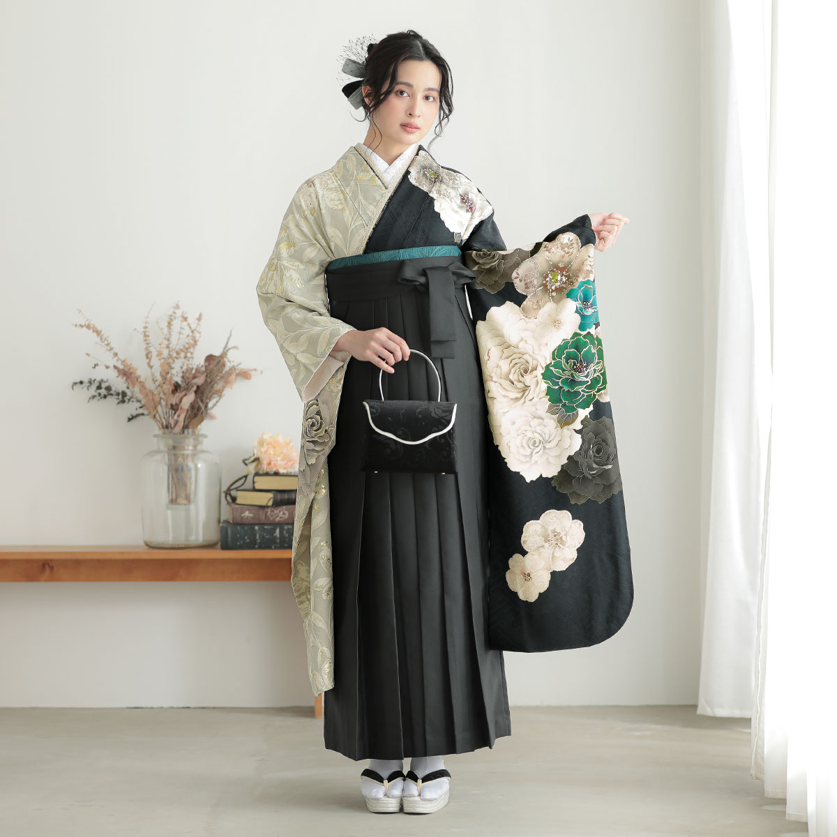 玉城ティナ×紅一点 玉城ティナ×紅一点 黒×ベージュ　薔薇にレース花 レンタル 振袖袴 R2066