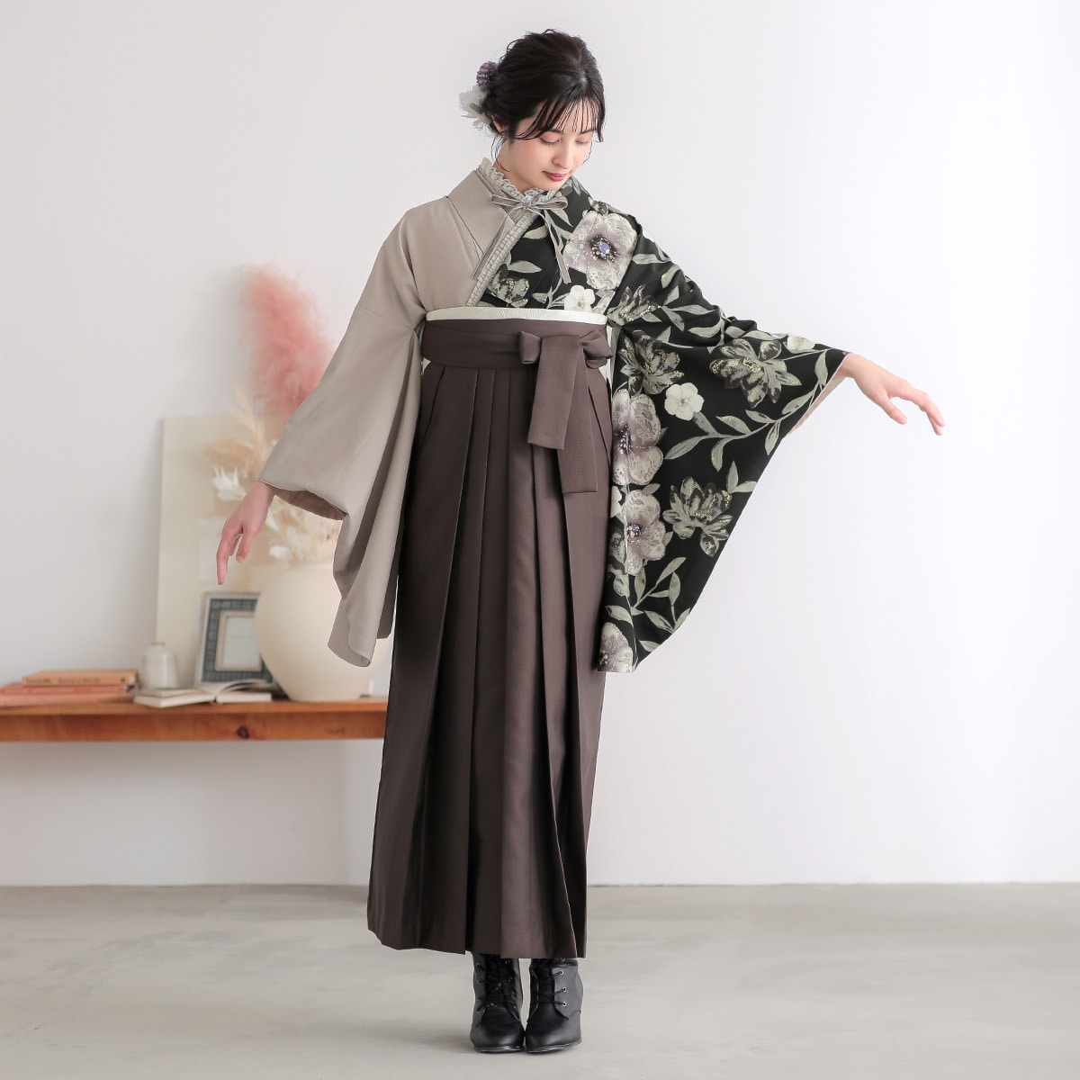 玉城ティナ×紅一点 玉城ティナ×紅一点　黒×藤グレー　白花 レンタル 大学生袴 G1021