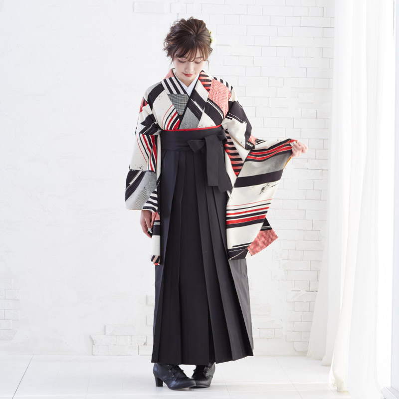 モダンアンテナ 【SALE】 クリーム　黒＆赤　斜め文様 レンタル 大学生袴 G859