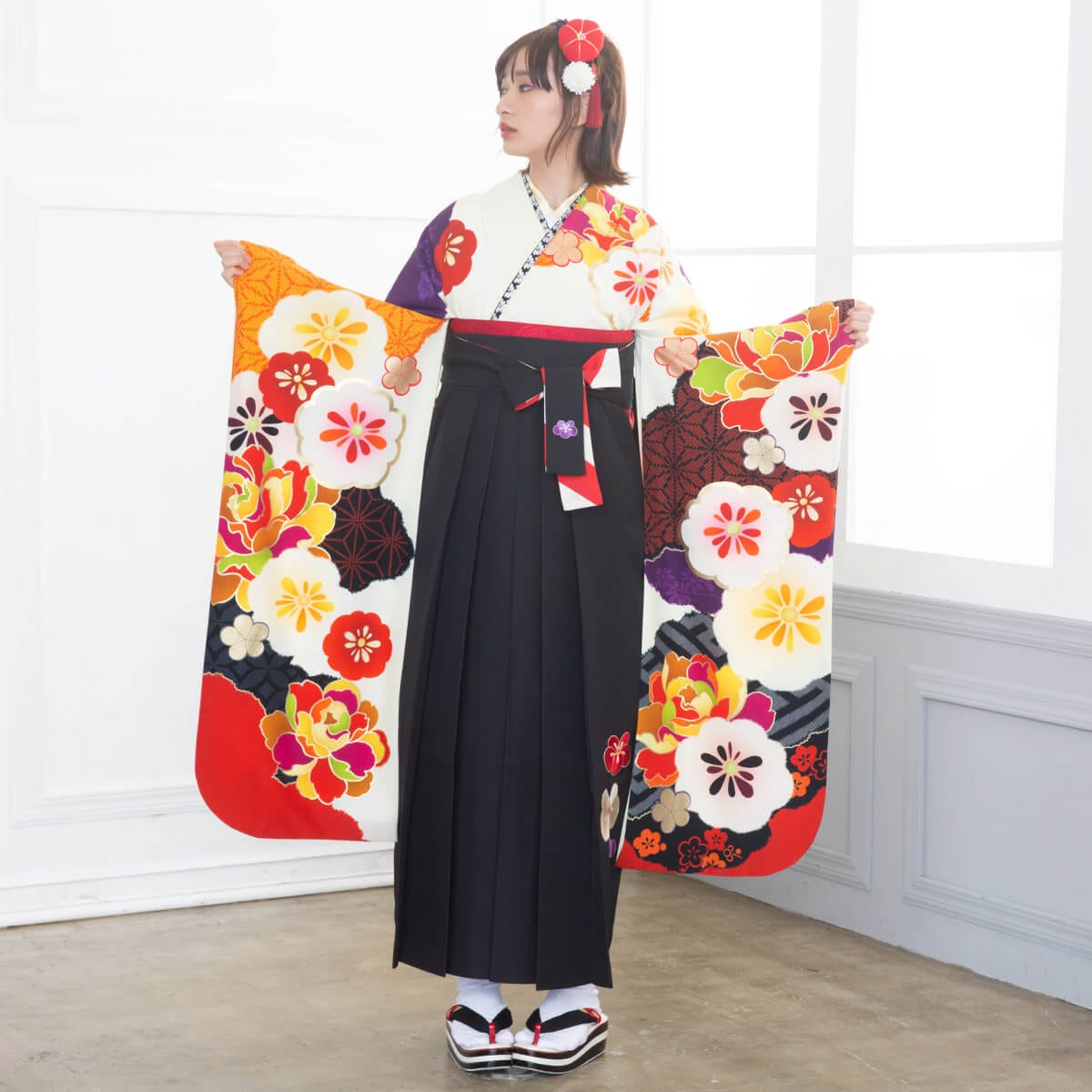 紅一点 【SALE】 クリーム色 雲取りに牡丹と菊 レンタル 振袖袴 R1852