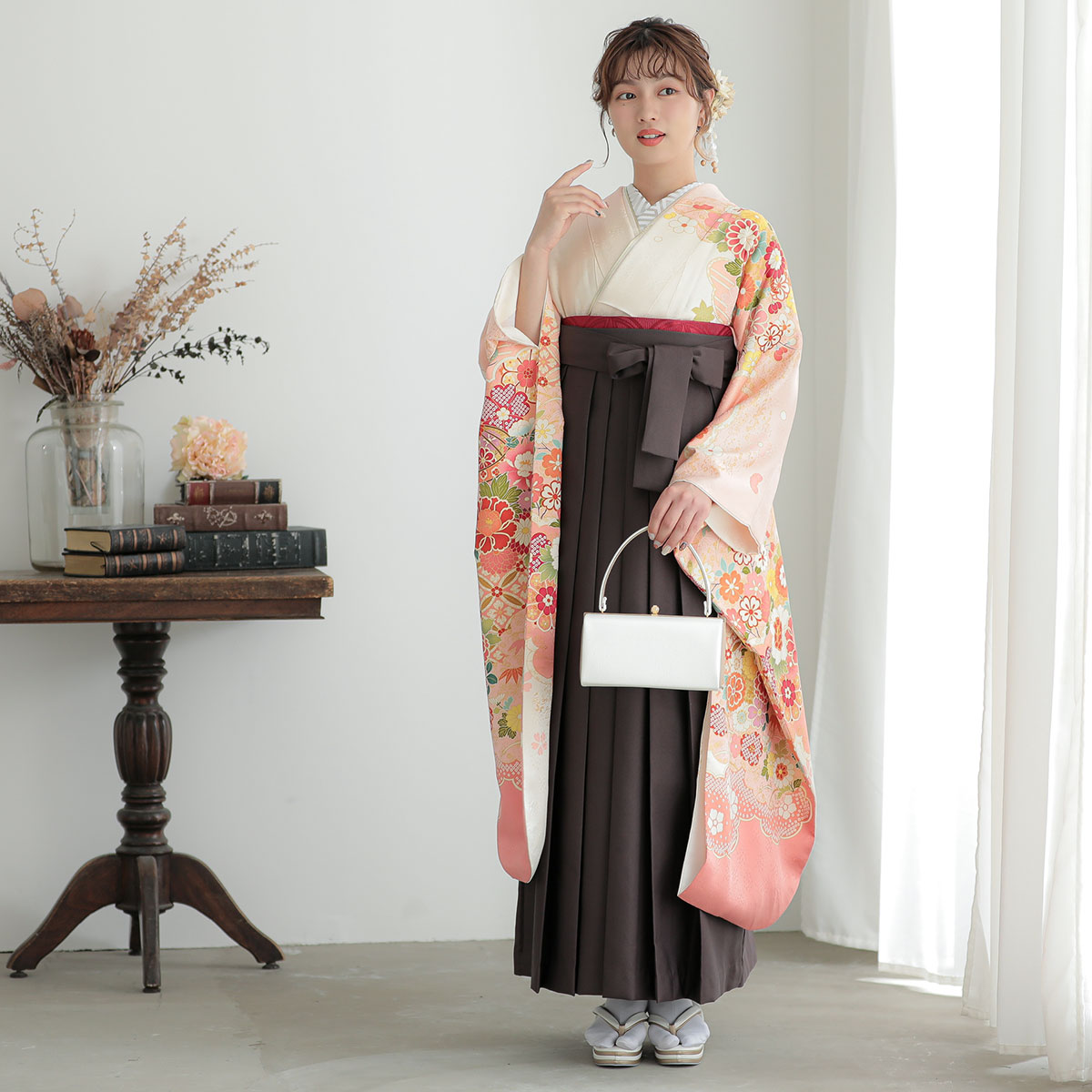  白×ピンク　雲取　花と鞠　宝尽くし  絹 レンタル 振袖袴 R1532