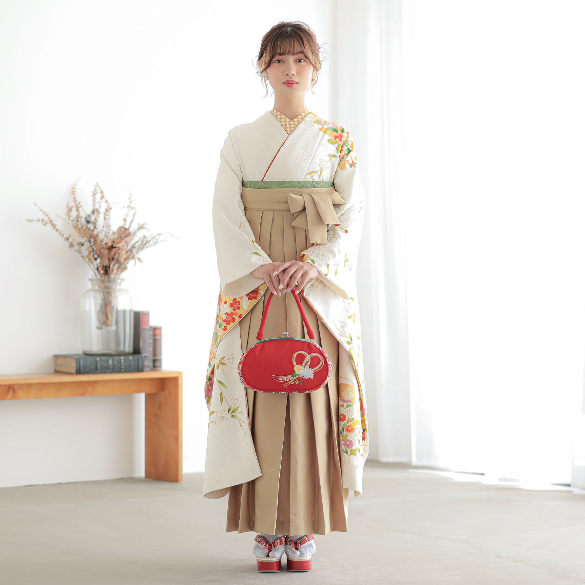  【SALE】 白　貝桶に枝垂桜と菊 レンタル 振袖袴 R1975