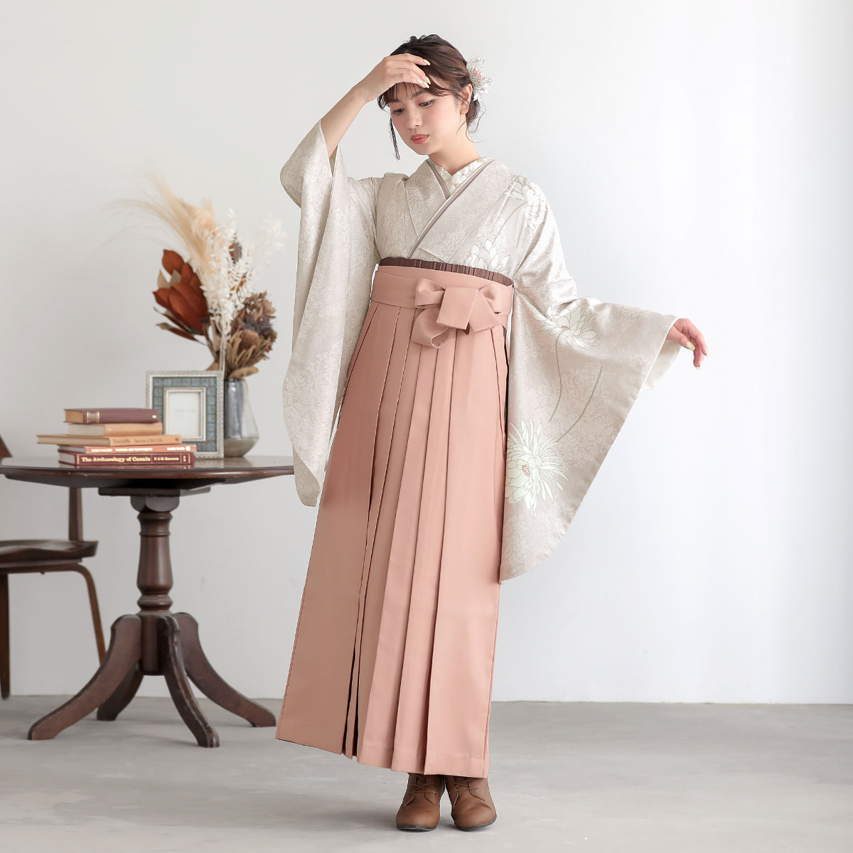  ピンクベージュ　月下美人にダマスク模様 レンタル 大学生袴 G1043