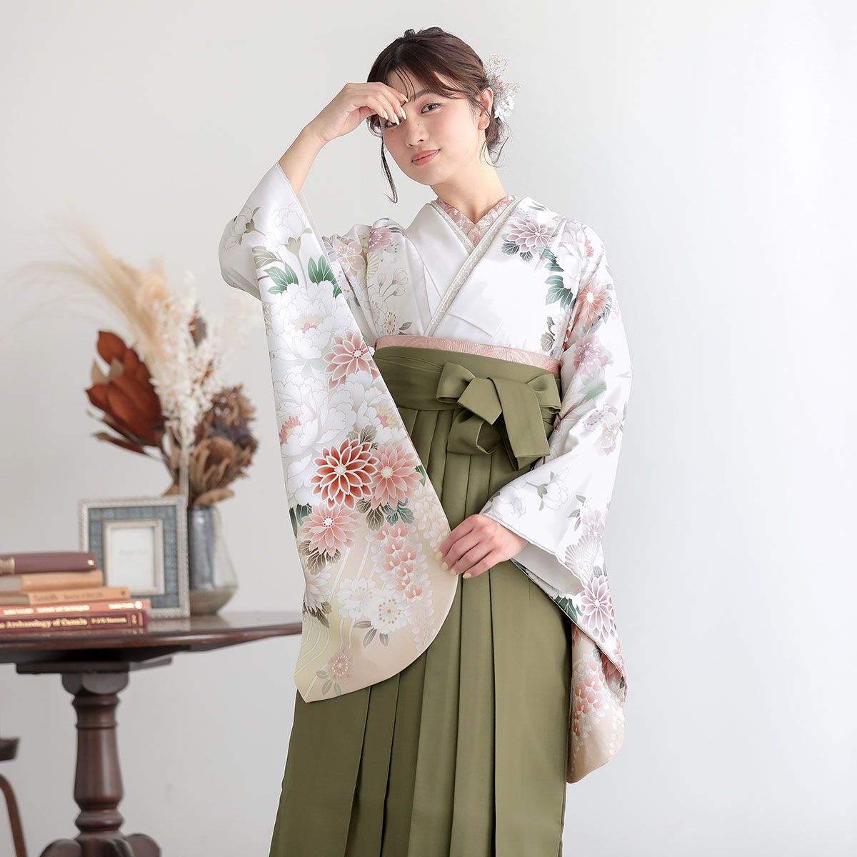  白ｘベージュ　手毬に牡丹　流水 レンタル 大学生袴 G1061