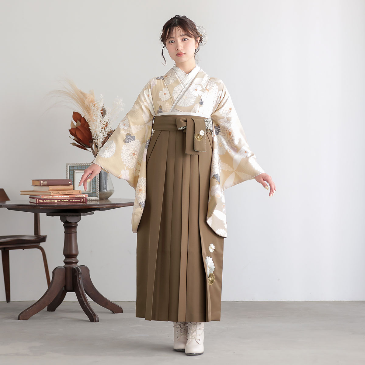 九重 ベージュ　七宝に万寿菊 レンタル 大学生袴 G972