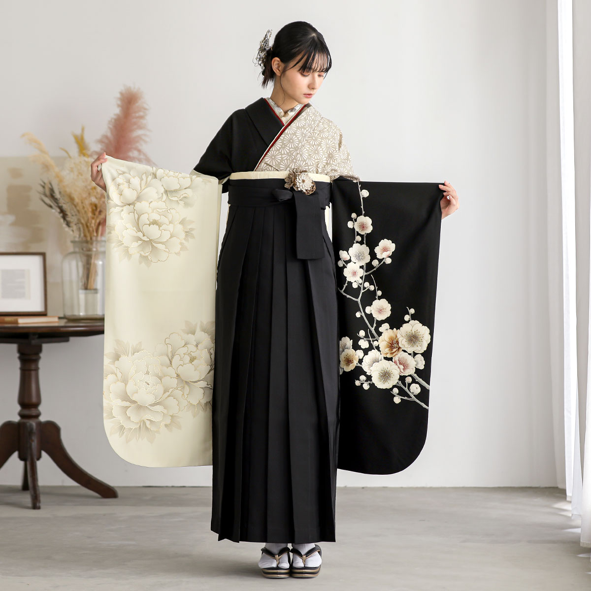 華徒然 ベージュ×黒×オフホワイト 牡丹に梅 レンタル 振袖袴 R2224
