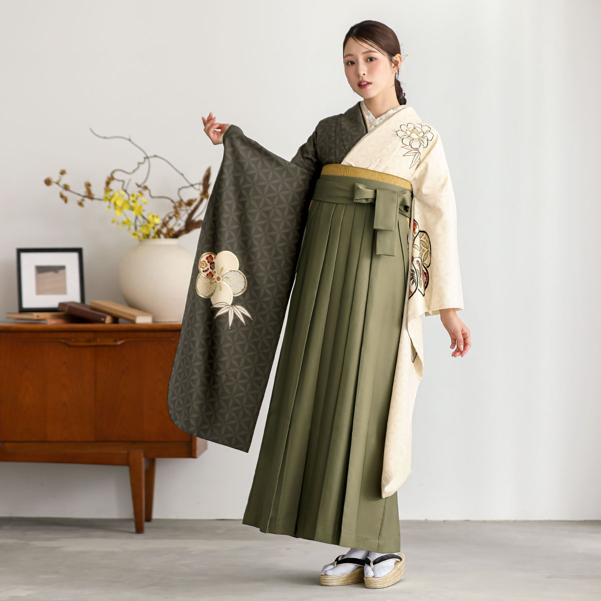 九重 クリーム×焦げ茶 捻じれ梅に鼓 レンタル 振袖袴 R2223