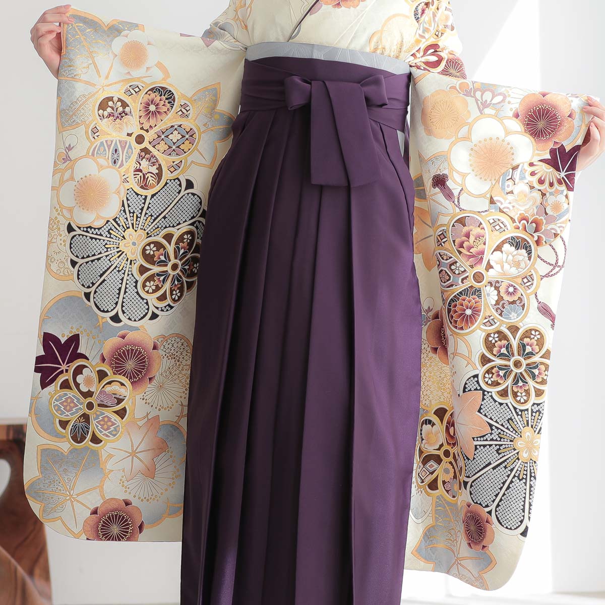  オフホワイト　梅に楓と手毬 レンタル 振袖袴 R2127