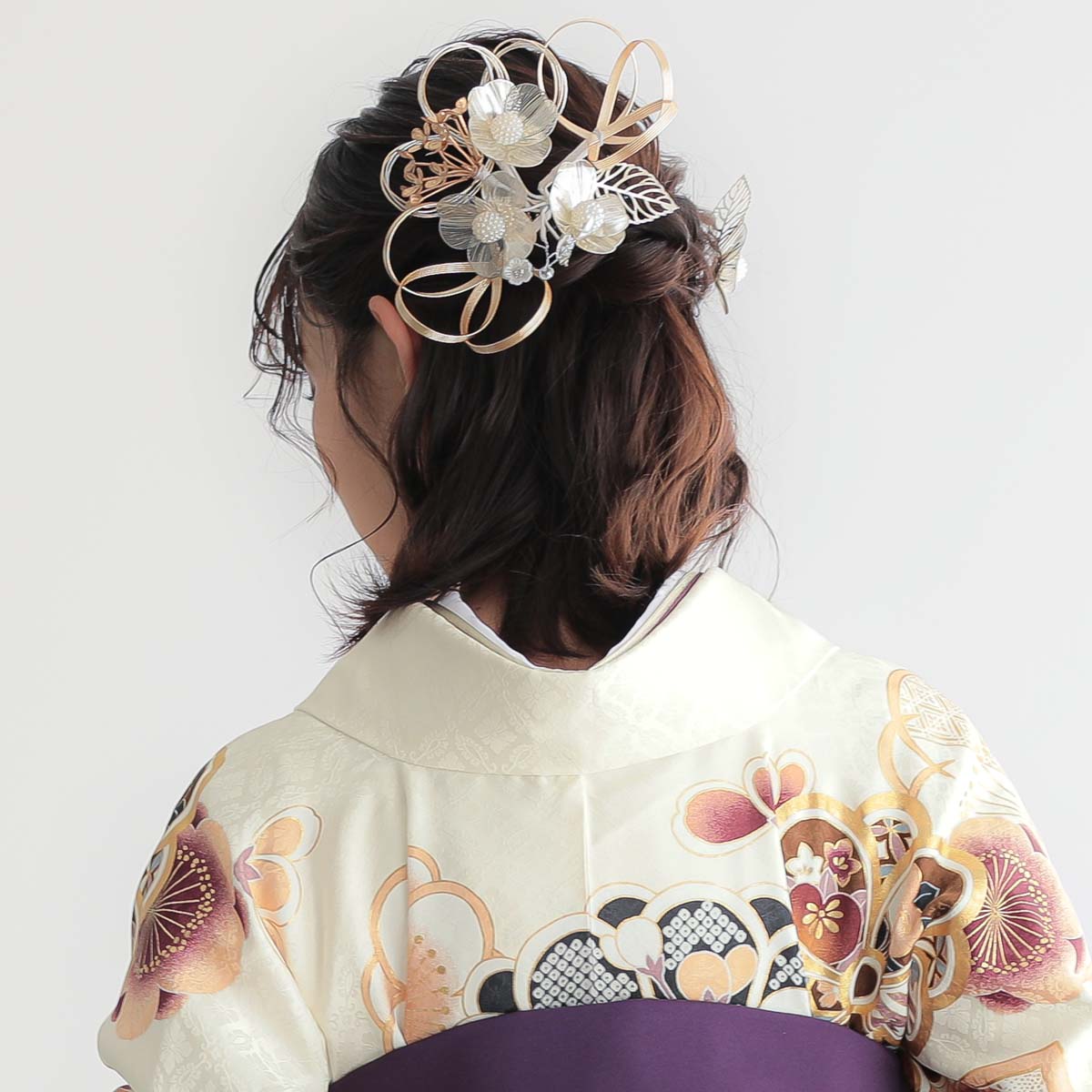  オフホワイト　梅に楓と手毬 レンタル 振袖袴 R2127