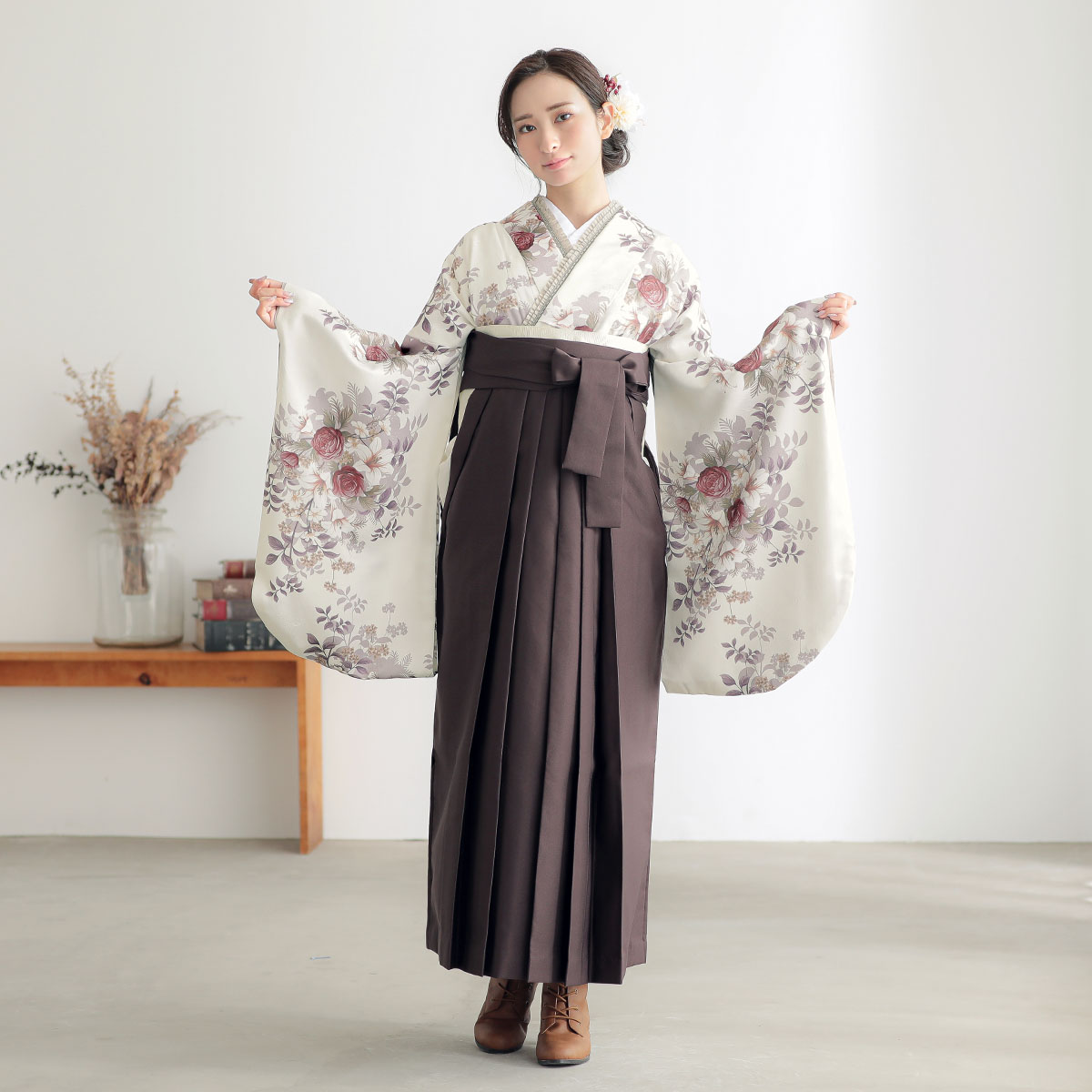  【SALE】 オフホワイト　薔薇に百合 レンタル 大学生袴 G1003