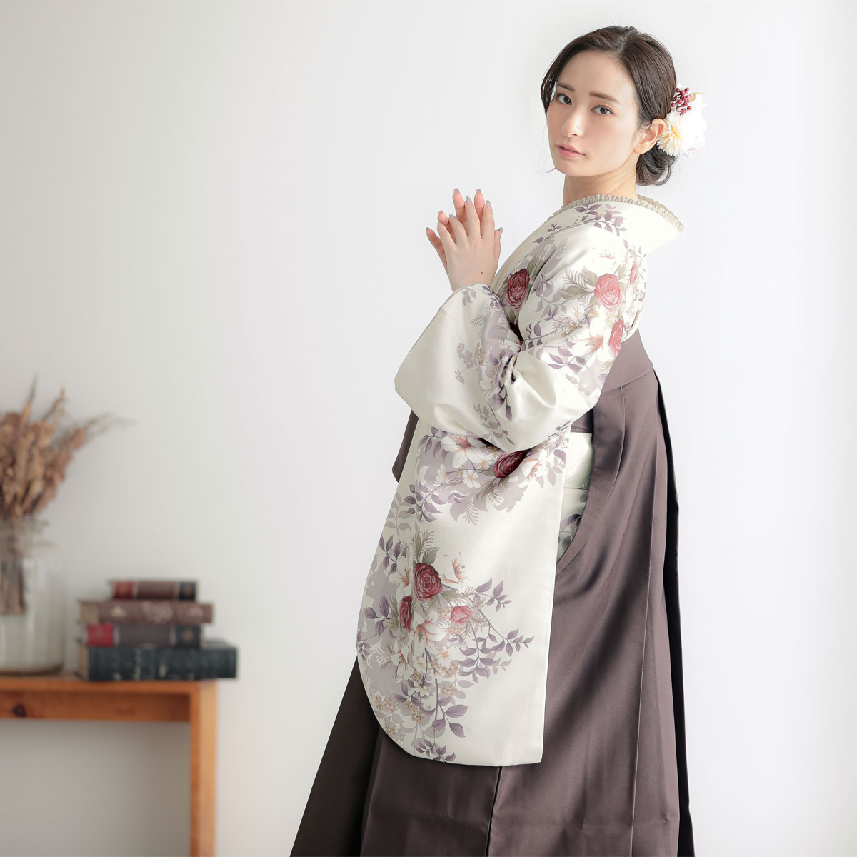  【SALE】 オフホワイト　薔薇に百合 レンタル 大学生袴 G1003