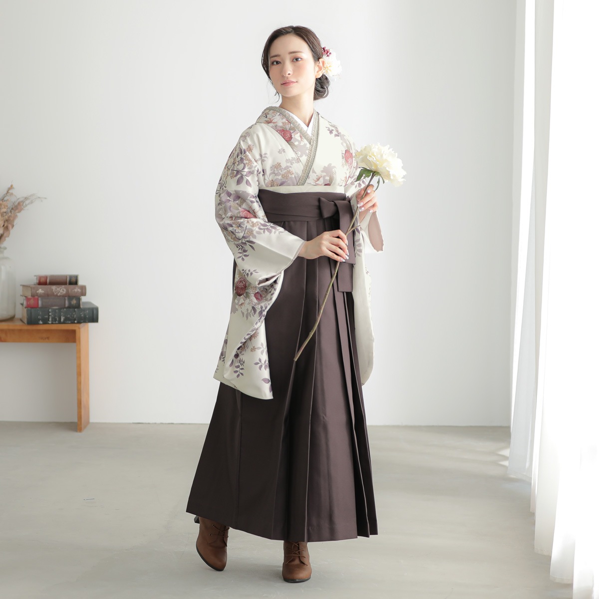  【SALE】 オフホワイト　薔薇に百合 レンタル 大学生袴 G1003