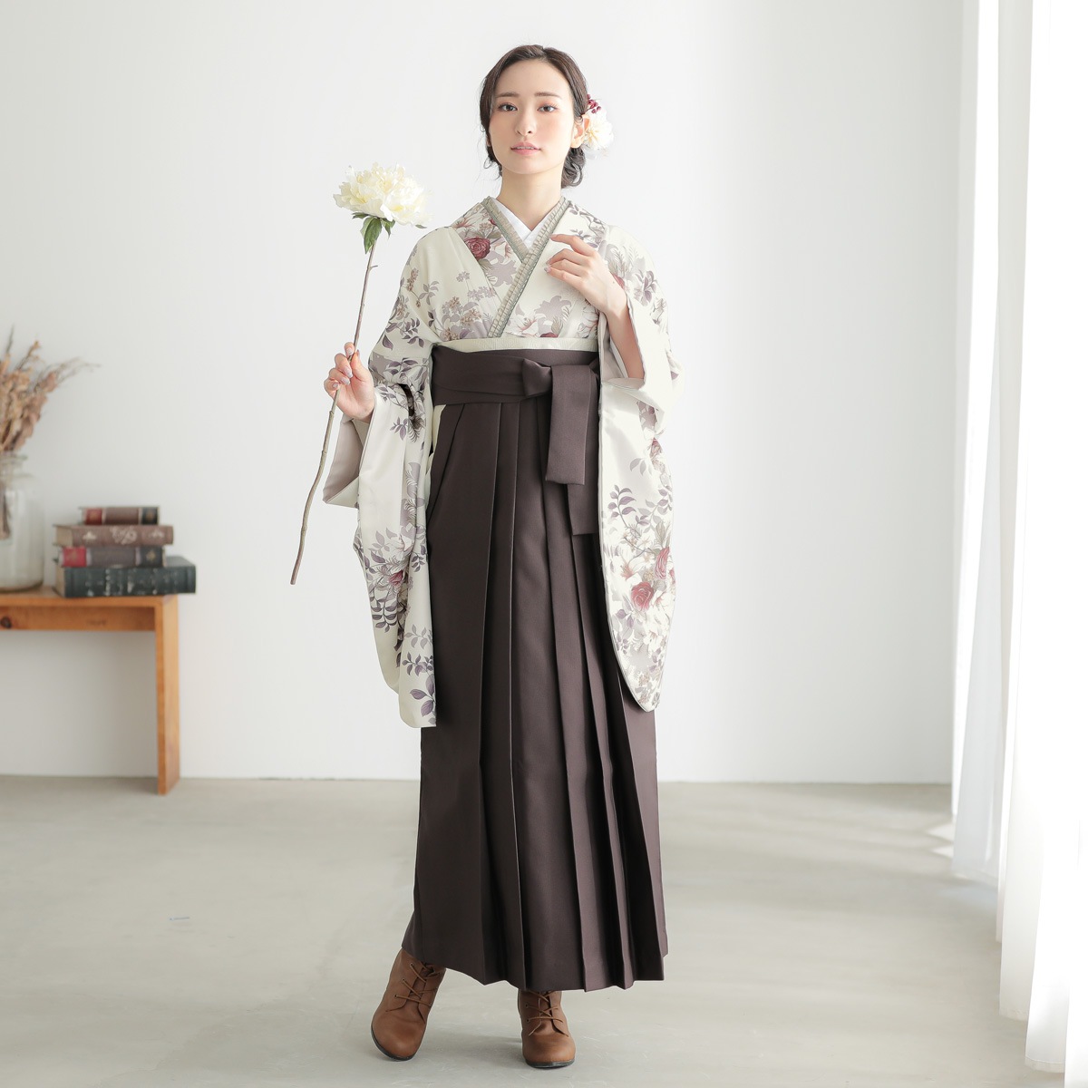 【SALE】 オフホワイト　薔薇に百合 レンタル 大学生袴 G1003