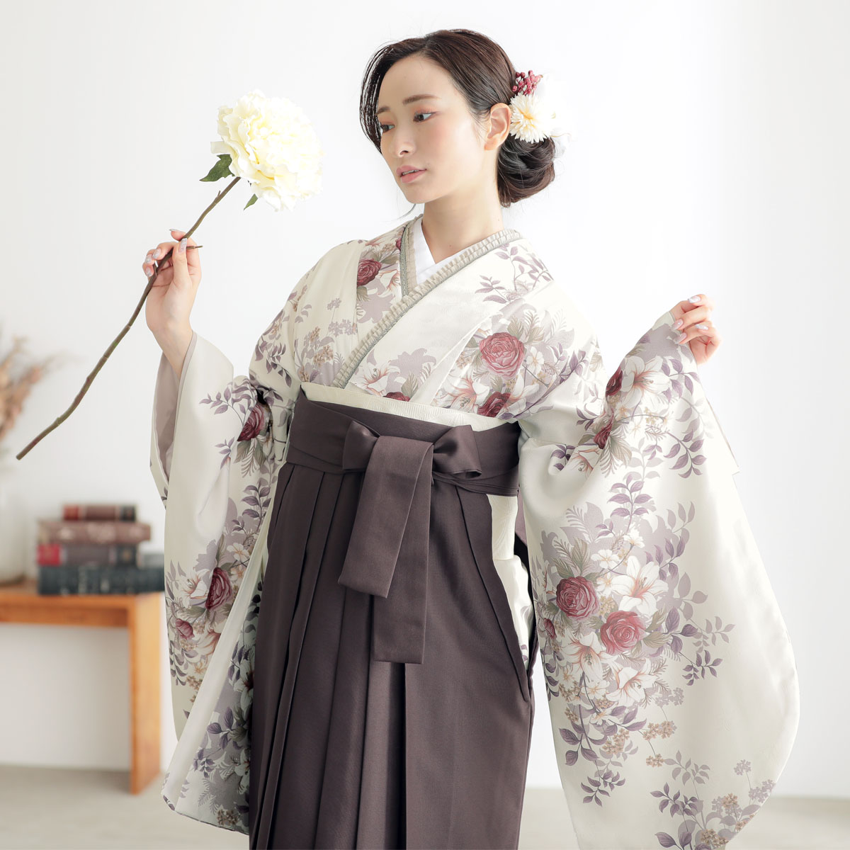  【SALE】 オフホワイト　薔薇に百合 レンタル 大学生袴 G1003