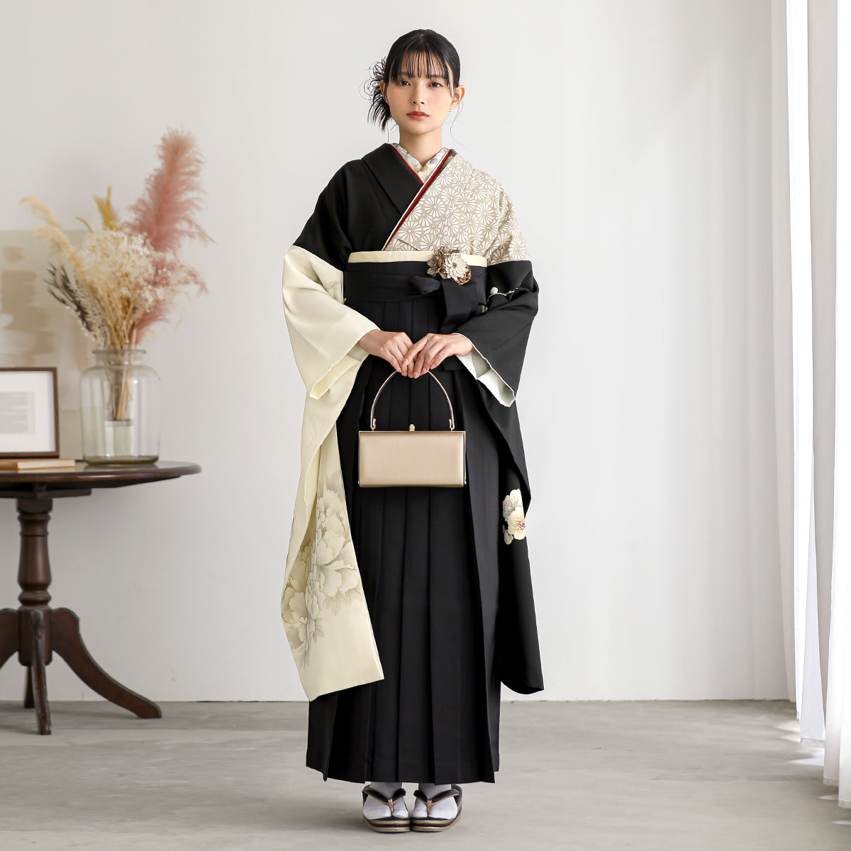 華徒然 ベージュ×黒×オフホワイト　牡丹に梅 レンタル 振袖袴 R2224