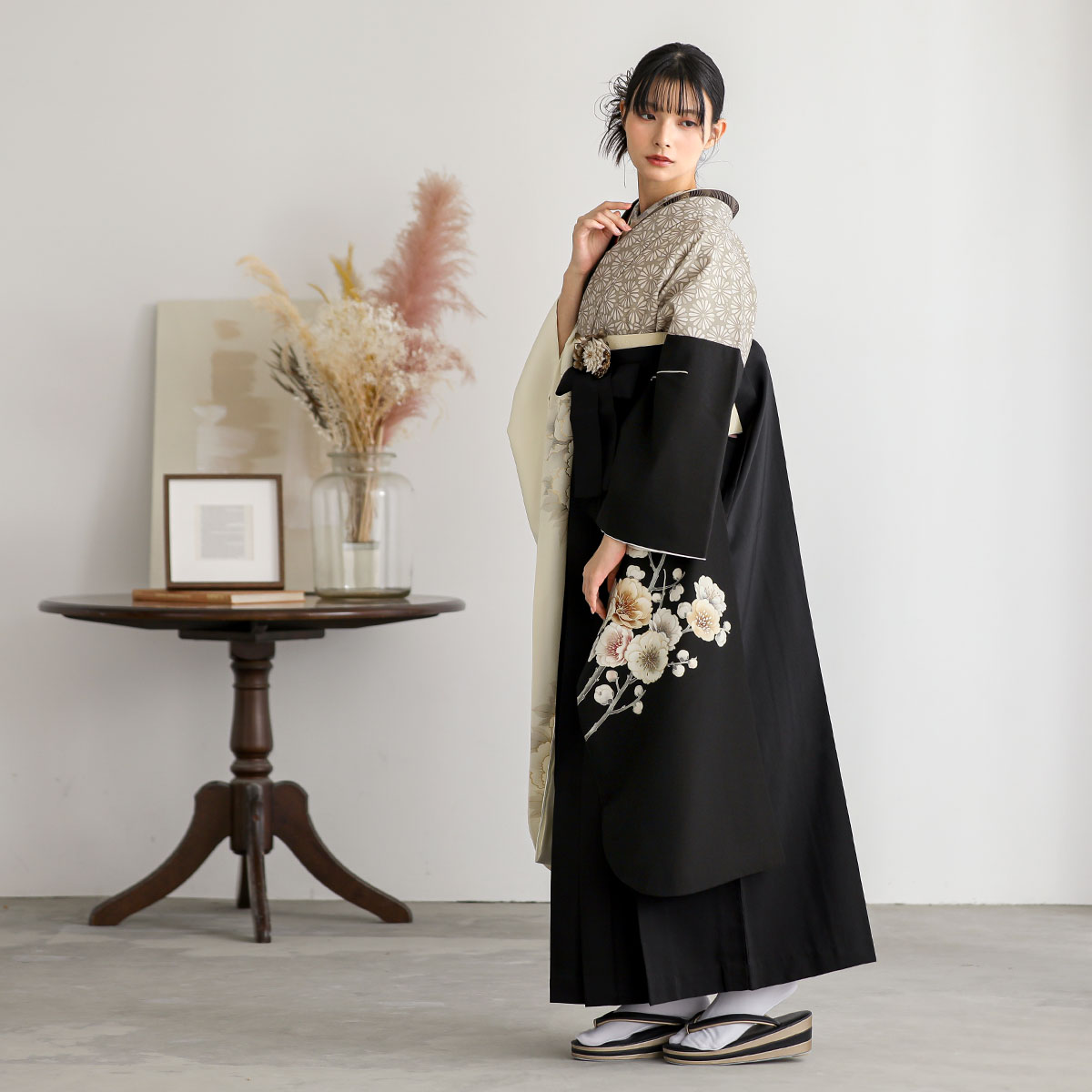 華徒然 ベージュ×黒×オフホワイト　牡丹に梅 レンタル 振袖袴 R2224