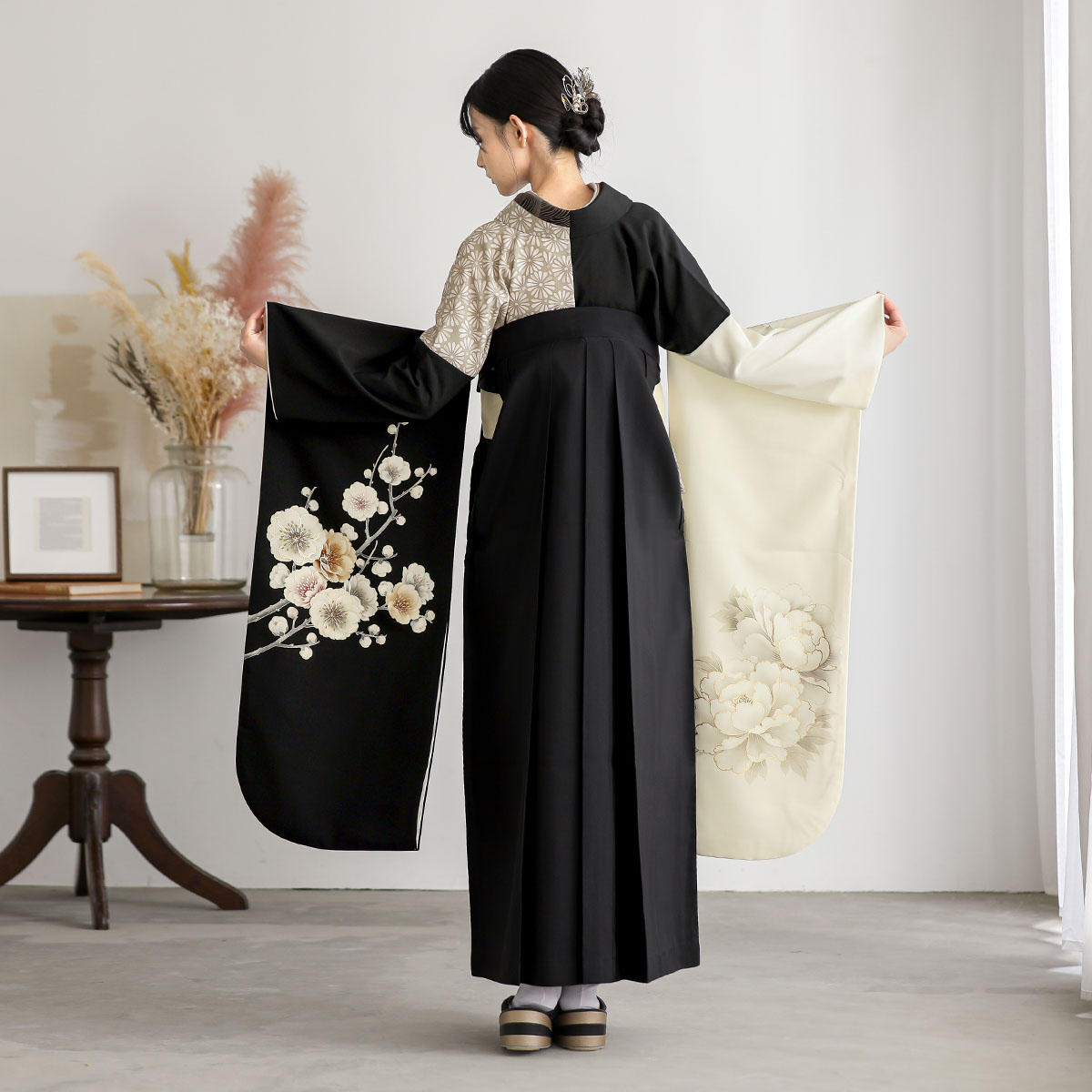 華徒然 ベージュ×黒×オフホワイト　牡丹に梅 レンタル 振袖袴 R2224