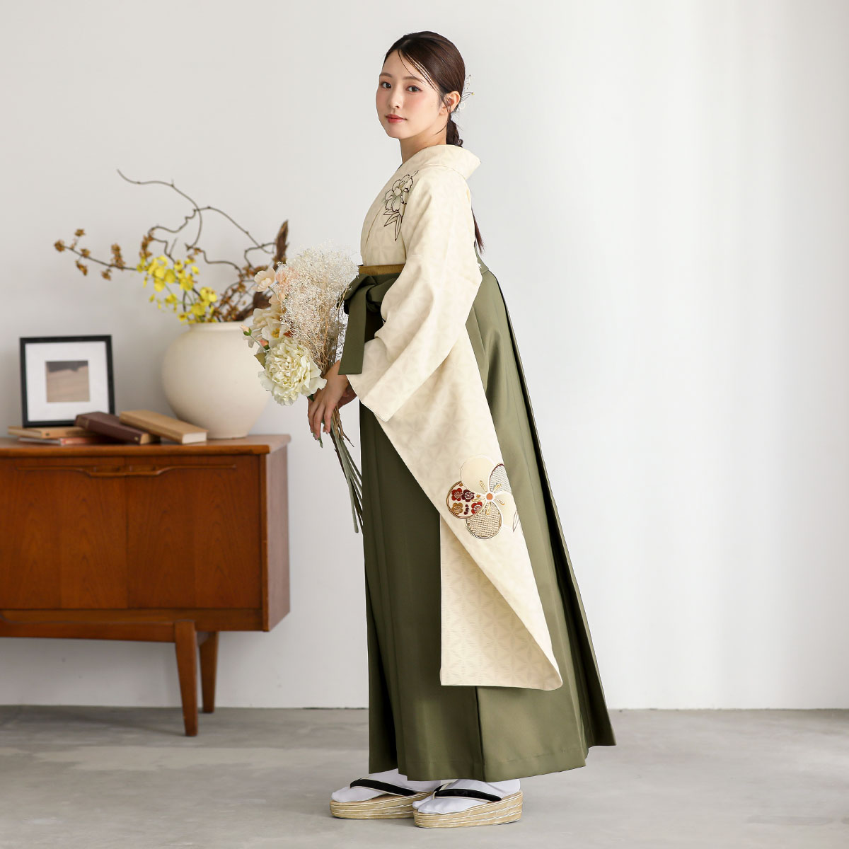 九重 クリーム×焦げ茶　捻じれ梅に鼓 レンタル 振袖袴 R2223