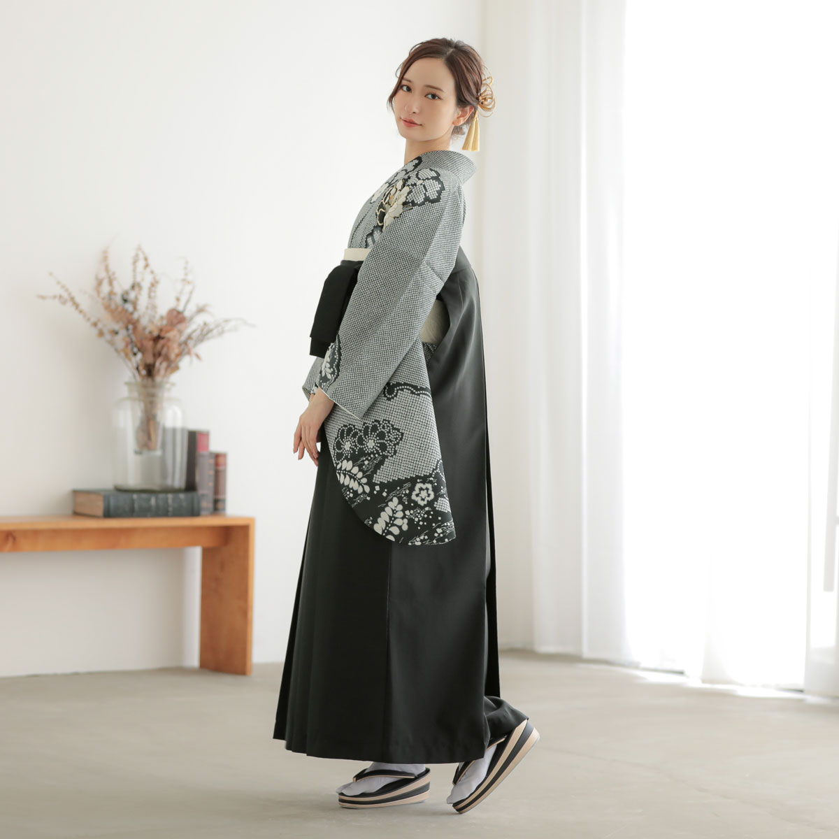  【SALE】 墨黒　菊牡丹に疋田 レンタル 大学生袴 G987