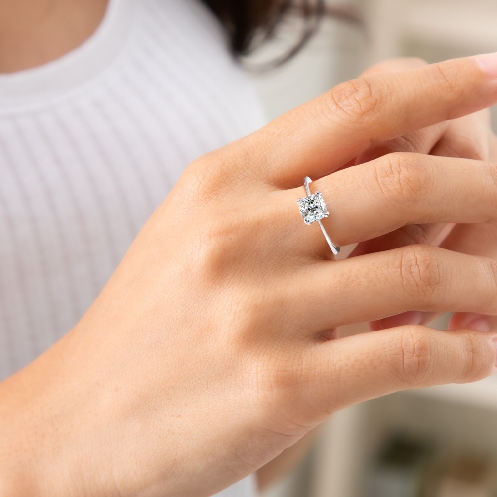 Pt900 / K18 1カラット モアサナイト ソリティアリング