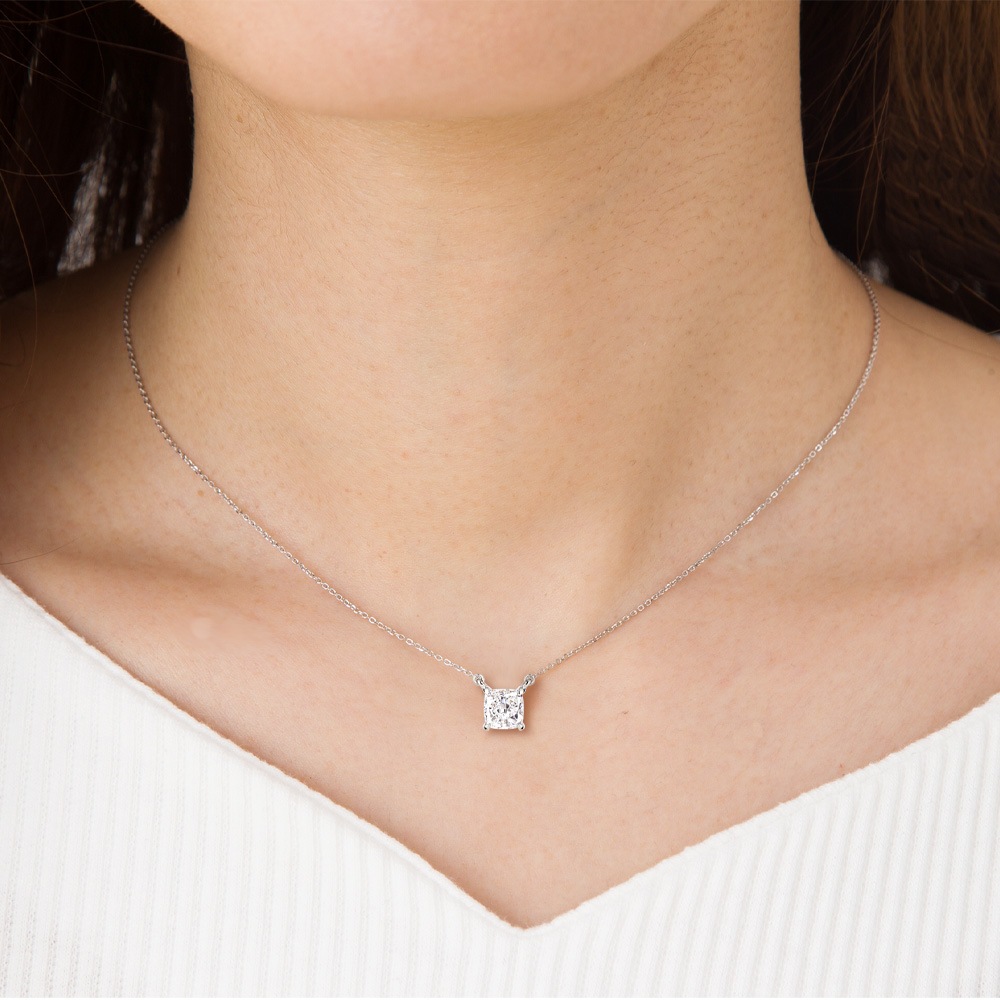 0.5ct / 1ct クッションカット モアサナイト 一粒 ネックレス プラチナ 又は 18金 ゴールド