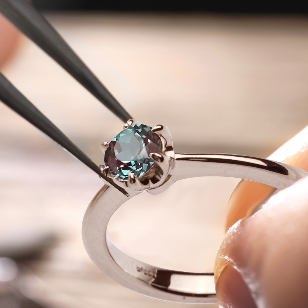 【プラチナ/K18】0.6カラット アレキサンドライト(ラボグロウン) リング 指輪 ・ラウンドカット