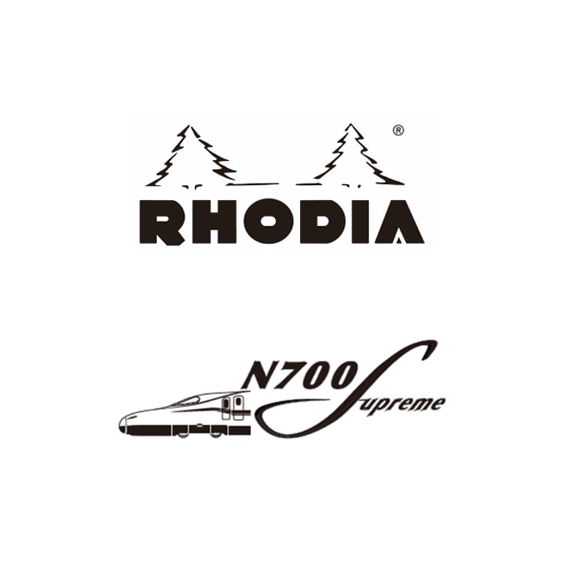 さりげなく計算されつくした機能性とベーシックな高品質を実現する「RHODIA」と、今までにない上質な乗り心地と快適な空間を実現した最高の新幹線である「N700S」が出会い、今回のコラボアイテムが誕生しました。
RHODIAのロゴと、東海道新幹線N700Sのロゴ・イラストがポイントの商品です。