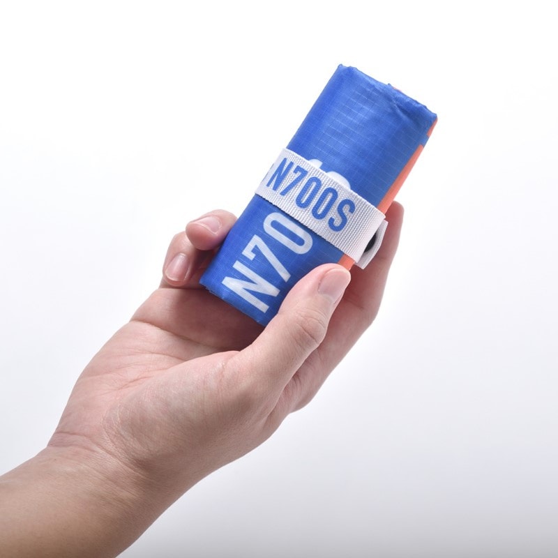 収納時はコンパクトにたたんで、持ち運べます。いつものバッグに入れておけば、急に荷物が増えた時に大活躍。日常使いはもちろん、旅行時にも便利です。