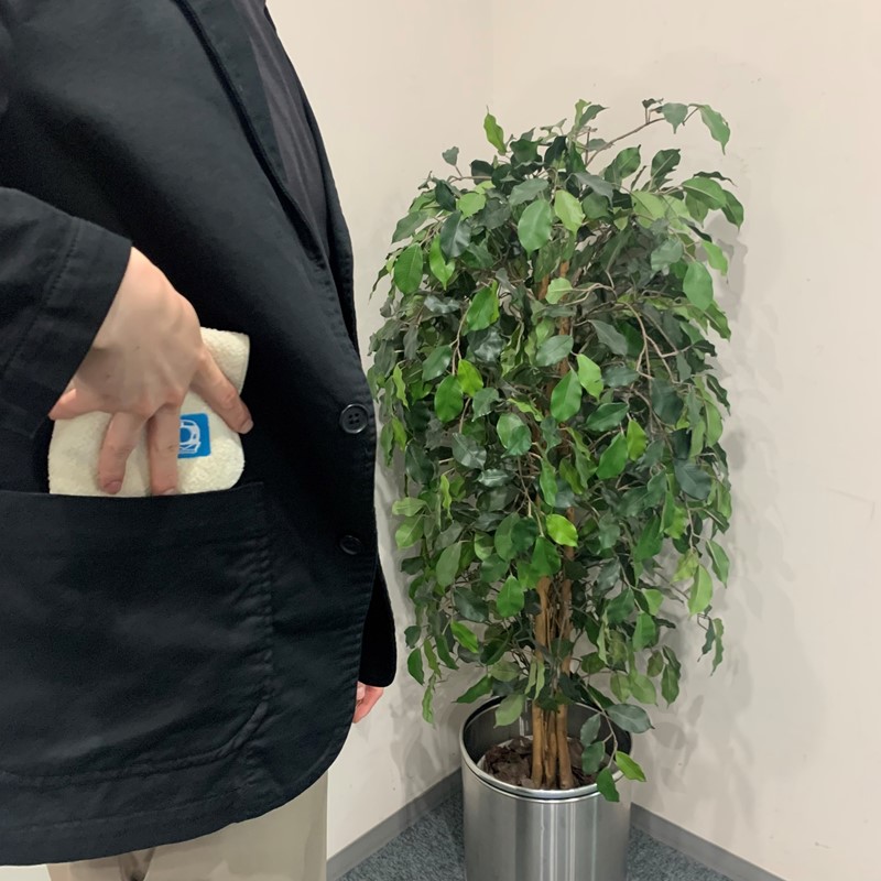 約22㎝×22㎝の正方形で、コンパクトなつくりとなっているため、ズボンのポケットでの出し入れもしやすく普段使いしやすく、使い勝手のいいタオルハンカチです。
また、タオルづくりに適した温暖な気候と豊かな水源がある日本最大のタオル産地「愛媛県今治市」でつくられ、独自の品質基準に合格した今治タオルハンカチは、ふんわりとした柔らかさや優れた吸水性、肌への優しさが特徴です。