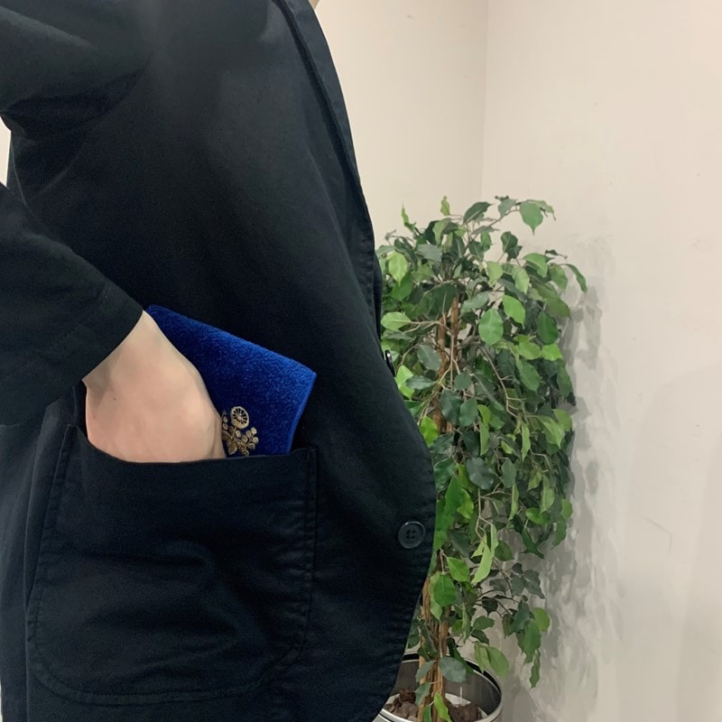 約22㎝×22㎝の正方形で、コンパクトなつくりとなっているため、ズボンのポケットでの出し入れもしやすく普段使いしやすく、使い勝手のいいタオルハンカチです。
また、タオルづくりに適した温暖な気候と豊かな水源がある日本最大のタオル産地「愛媛県今治市」でつくられ、独自の品質基準に合格した今治タオルハンカチは、ふんわりとした柔らかさや優れた吸水性、肌への優しさが特徴です。