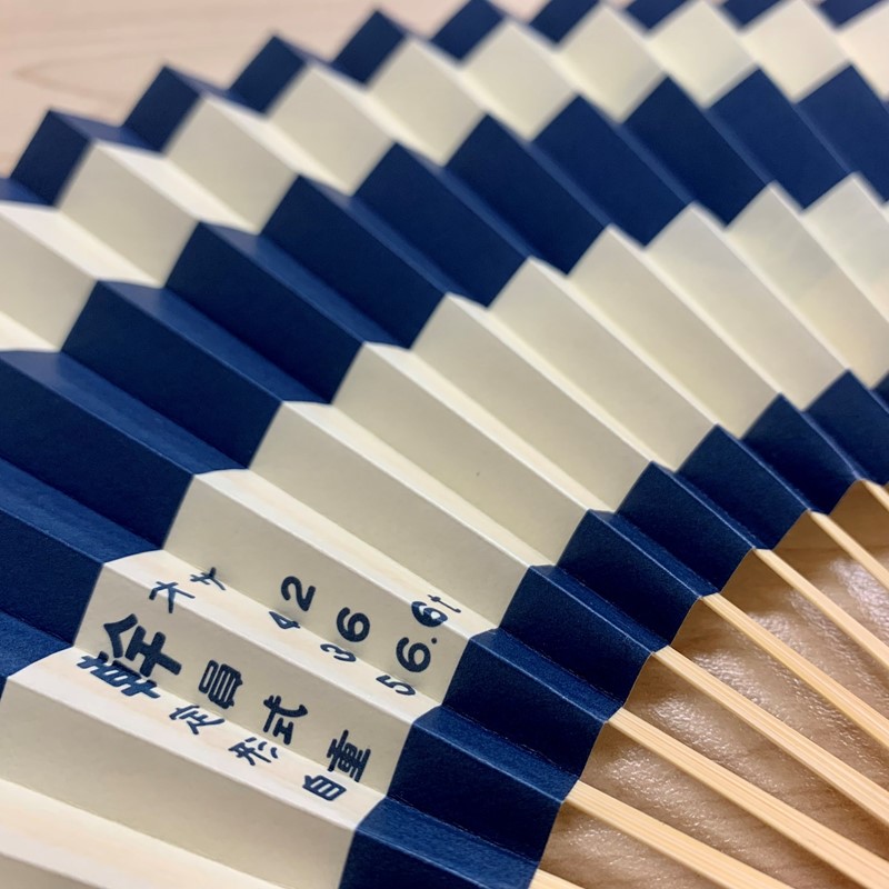 表面は0系の車体カラーをイメージし、裏面にはピクトグラムをデザインしました。
