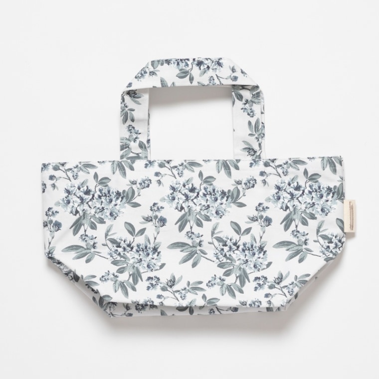 ■Graphic　Story<br><br>Adeline(アデリーン)<br><br>
晩冬から初夏にかけて咲く鮮やかなシャクナゲの花をモチーフにした美しいプリントです。 <br>
森に咲くシャクナゲの壮大な花は、何十年にもわたってローラ アシュレイの多くのプリントに登場していますが、Adelineは2019年秋のコレクションに登場後、大変人気の高いプリントです。