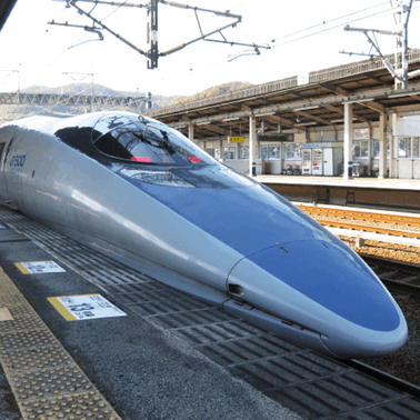 500系7000番台―<br>
東海道・山陽新幹線で活躍していた500系（16両編成）が、N700系の登場により「のぞみ号」としての運転から引退。短編成化され、8両編成の「こだま号」として山陽新幹線内を運転しています。<br>
世界最高速度の営業運転（300Km/h：平成9年当時）を実現しつつ、環境や乗り心地の向上のため、さまざまな新技術を採用した車両です。