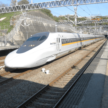 700系7000番台―<br>
700系を基に開発され、山陽新幹線内のひかり停車駅間の時間短縮を実現した車両です。「ひかりレールスター」に使用され、最高速度は285km/h。<br>
また、2列×2列のサルーンシート、5～8号車の最前列の座席にはコンセントを設置、4人用個室のコンパートメントといった車内設備などのグレードアップを実施しました。
