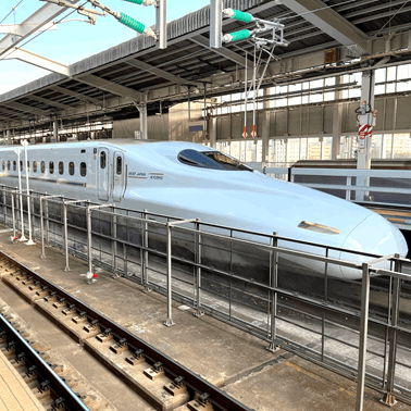 N700系7000番台―<br>
「のぞみ」で運行しているN700系を基本に、「寛ぎ」「安らぎ」をさらに進化させた新幹線でJR西日本とJR九州の共同で開発した車両です。<br>
N700系の最新のテクノロジーを継承しただけでなく、九州新幹線区間の急勾配（35‰）に対応するために全車両を電動車化していることも特徴です。<br>
2011年3月12日より新大阪～鹿児島中央間で運転を開始しました。