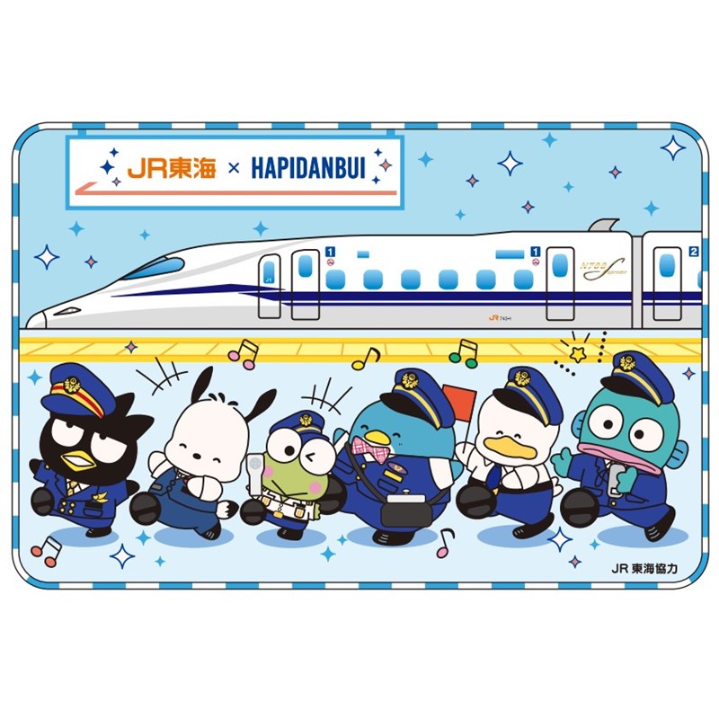 はぴだんぶいのキャラクターたちが、東海道新幹線の現場長・駅係員・パーサーの制服を着てお仕事をしたり、新しく生まれ変わった新旧パーサー制服を着ていたり、はぴだんぶいのお友達も登場するデザインが、本コラボレーションならではの描きおろしデザインのポイントです。<br>
本コラボレーション企画でしか手に入らないアイテムの数々が登場しますので、ぜひ楽しみください！
