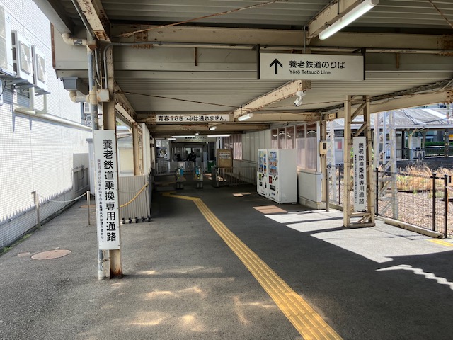 乗り換え改札の上部に今も掲出されています。