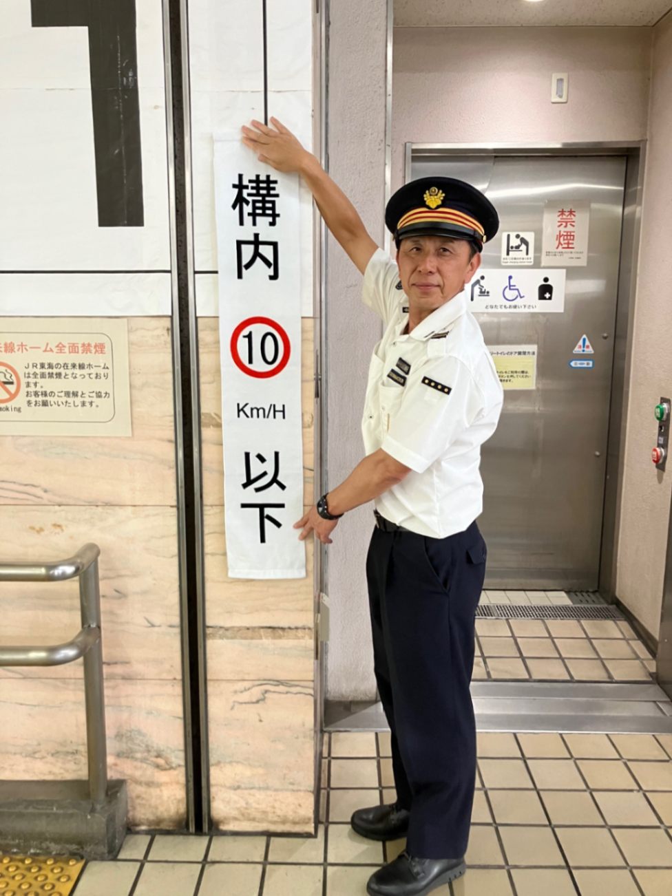 以前はコンコースの1番線階段付近に掲出されていました。