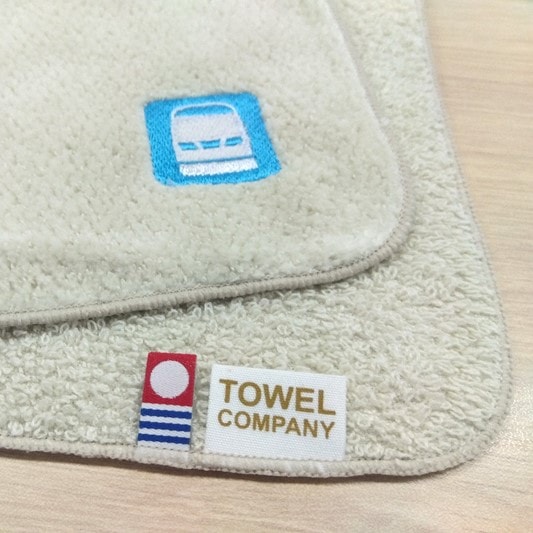 愛媛県今治市は、130年もの間、タオル産業が受け継がれてきたタオルの聖地。この聖地でタオル産業の発展を担ってきた今治タオルは「安心・安全・高品質」なジャパンクオリティの代表製品として、ゆるぎない地位を確立しています。<br>
今治タオルは、独自の品質検査をしています。たとえば「５秒ルール」。タオル片を水に浮かべたとき、５秒以内に沈み始めるかどうか。今治タオルの最大の特徴である「吸水性」を保証するため、産地で独自に設けた品質基準のひとつです。<br>
このような基準を満たしたものだけが、今治タオルのブランドマークをつけることができます。