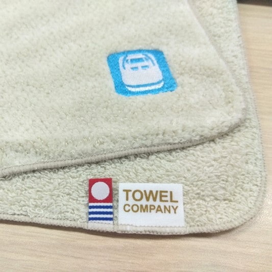 愛媛県今治市は、130年もの間、タオル産業が受け継がれてきたタオルの聖地。この聖地でタオル産業の発展を担ってきた今治タオルは「安心・安全・高品質」なジャパンクオリティの代表製品として、ゆるぎない地位を確立しています。<br>
今治タオルは、独自の品質検査をしています。たとえば「５秒ルール」。タオル片を水に浮かべたとき、５秒以内に沈み始めるかどうか。今治タオルの最大の特徴である「吸水性」を保証するため、産地で独自に設けた品質基準のひとつです。<br>
このような基準を満たしたものだけが、今治タオルのブランドマークをつけることができます。