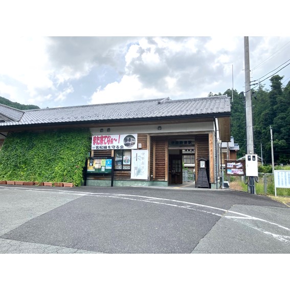 名松線は四季折々の沿線風景が広がるローカル線で、急行や特急などの列車はなく、多くは１両編成の気動車で運転され、片道約80分でのんびり走ります。<br>

本企画は、そんな名松線の風光明媚な風景に心を打たれた担当者が「全国の名松線ファンの皆さまにメモリアルグッズをお届けしたい！」との思いからスタートしました。<br>
名松線ならではを追求すべく、ＪＲ線では珍しくなった票券閉塞方式/スタフ閉塞方式に用いるアイテム、キハ11形300番台、名松線ホームを案内する松阪駅構内の案内表示などの「名松線ならでは」を詰め込んだグッズを企画いたしました。<br>
ぜひお手元でお楽しみいただけますと幸いです。