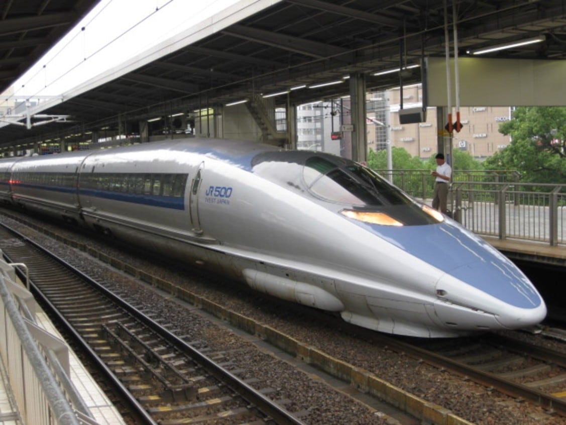 東海道新幹線60周年を迎えた2024年に、当社では0系、100系、300系といった東海道新幹線の歴代車両にフォーカスしたグッズを発売してまいりましたが、なかでも多くの方々の記憶に刻まれた500系は「商品化しないわけにはいかない！」との熱い思いを持って、今回の企画を進めました。<br>
特に「東海道新幹線を走る16両編成の500系のぞみ号をどうやって表現するか？」にこだわって商品を企画しております。