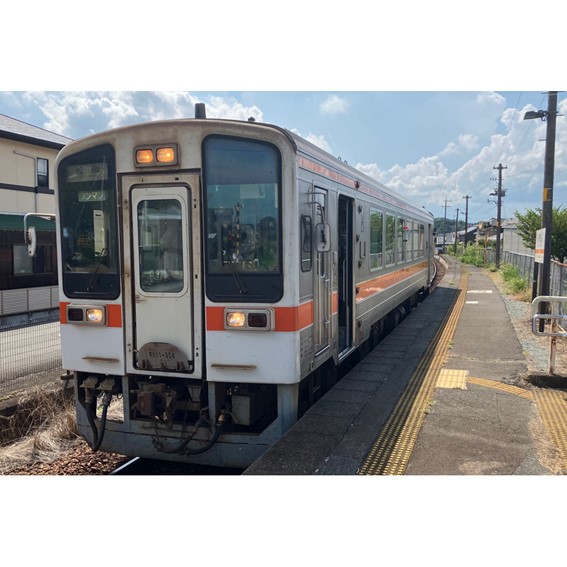 キハ11形はJR東海のローカル線向けの軽快気動車です。<br>普通鋼製の０番台、100番台、200番台と異なり、ステンレス車体が特徴の300番台は2024年に車両製造から25周年を迎えました。<br>紀勢本線や参宮線でも活躍し、現在は名松線や城北線で定期運用されています。<br>「キハ11形はなかなかグッズ化されない」というファンの方々の声を受け、名松線で活躍するキハ11形300番台をグッズにいたしました。